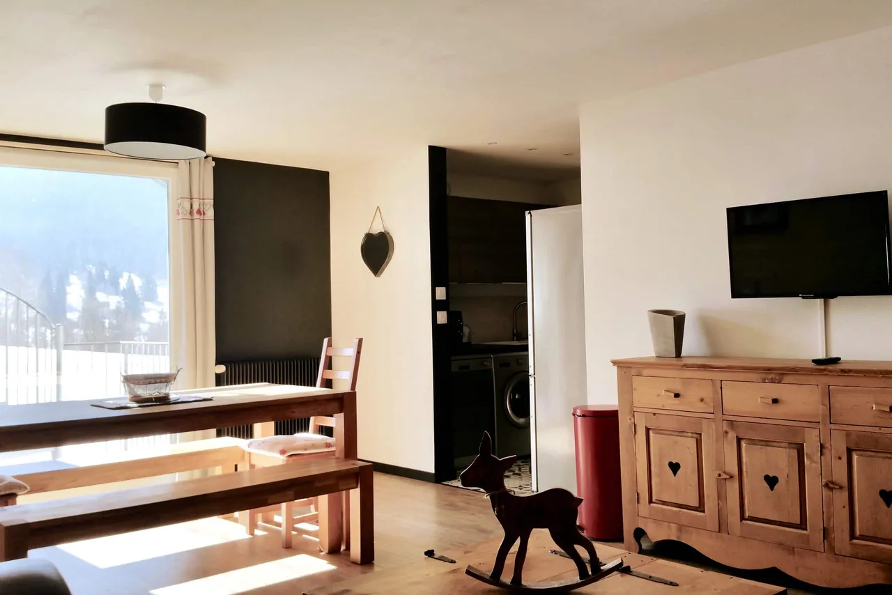 Appartement 10 : la table et la cuisine