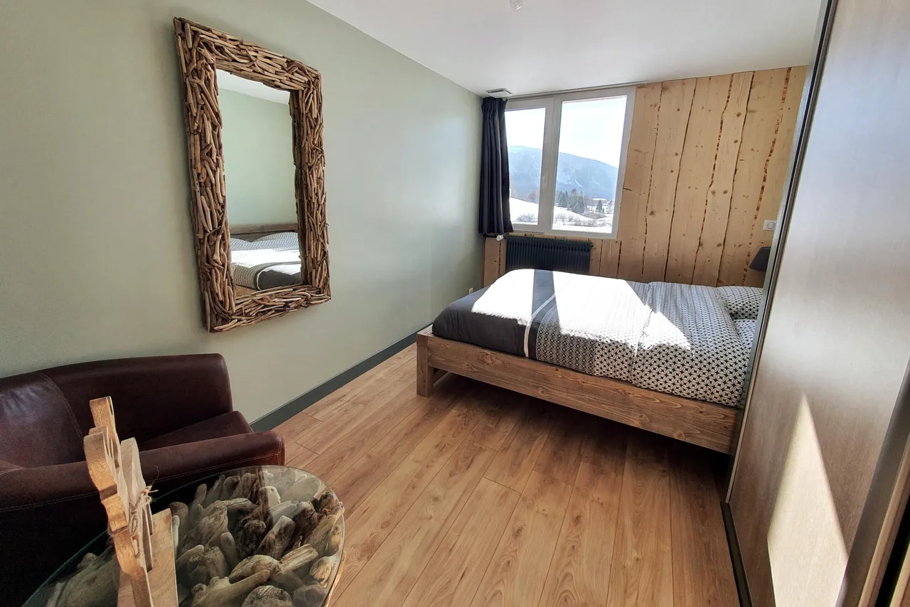 Appartement 11 : la chambre côté fenêtre