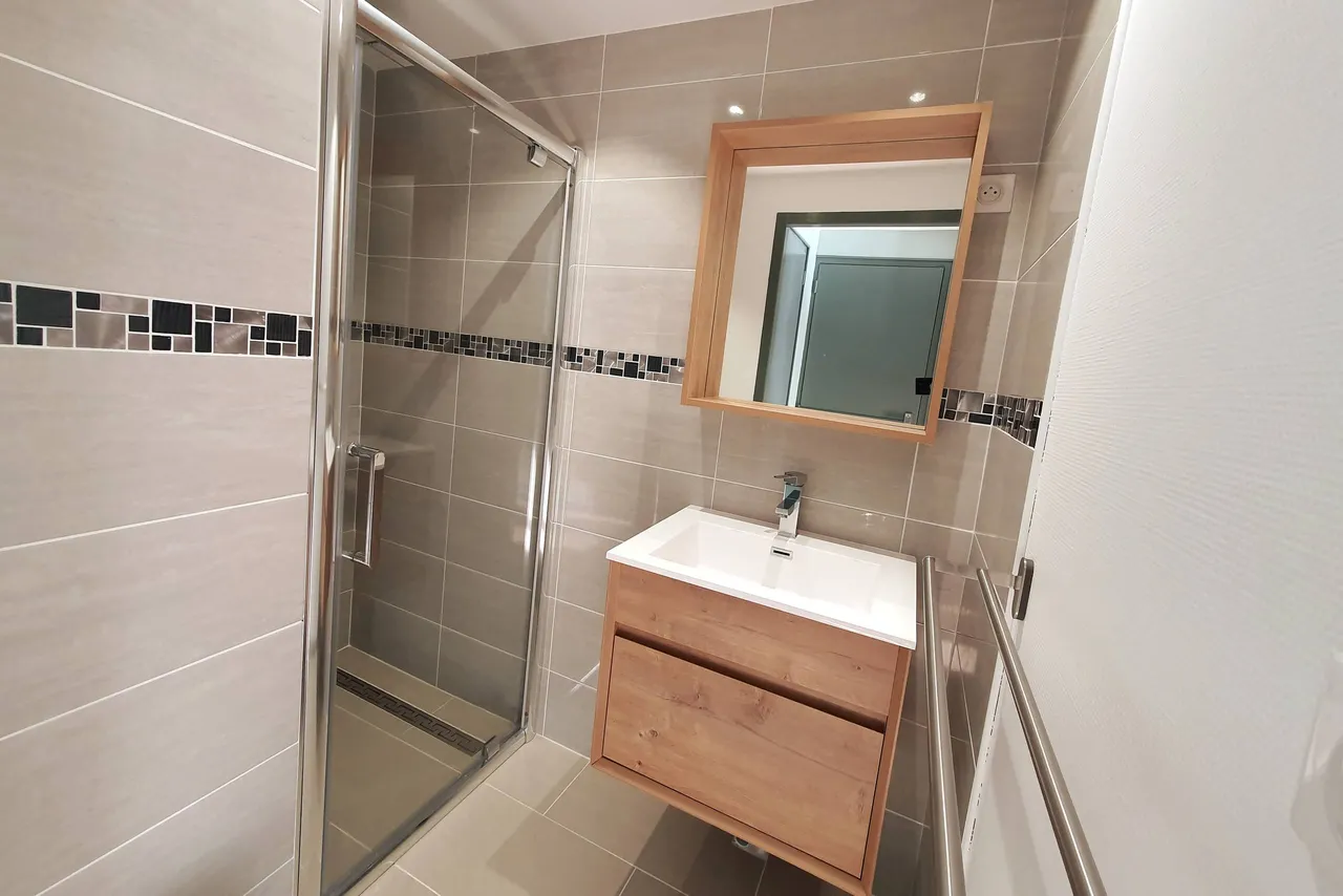 Appartement 11 : salle d’eau avec douche