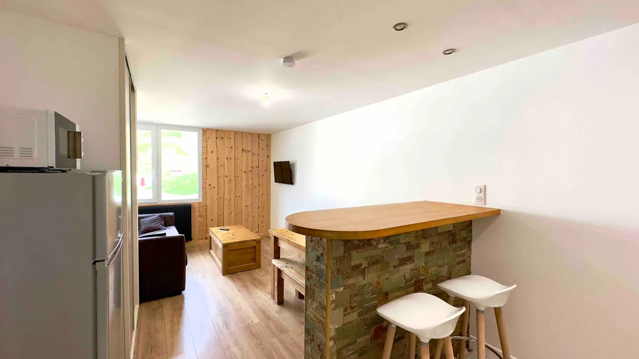 Appartement 12 : comptoir et séjour