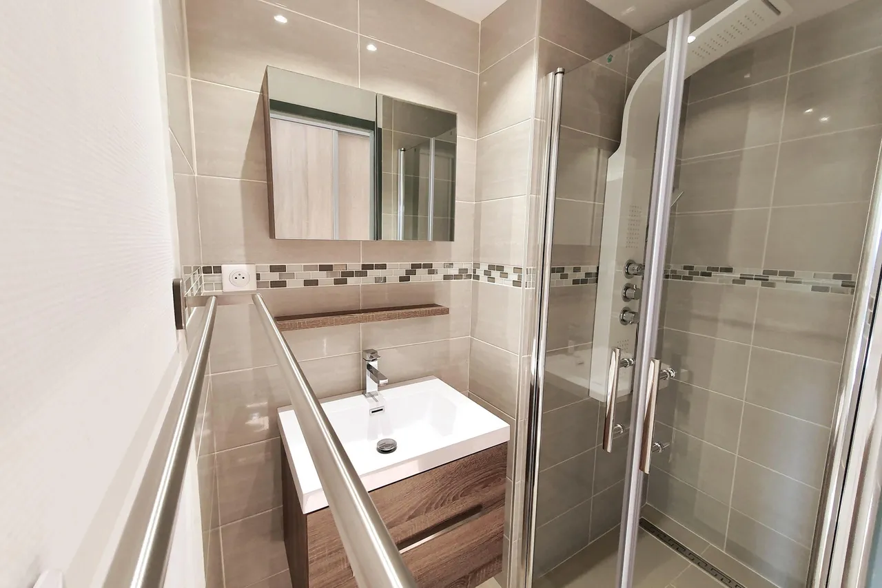 Appartement 12 : salle d’eau avec douche