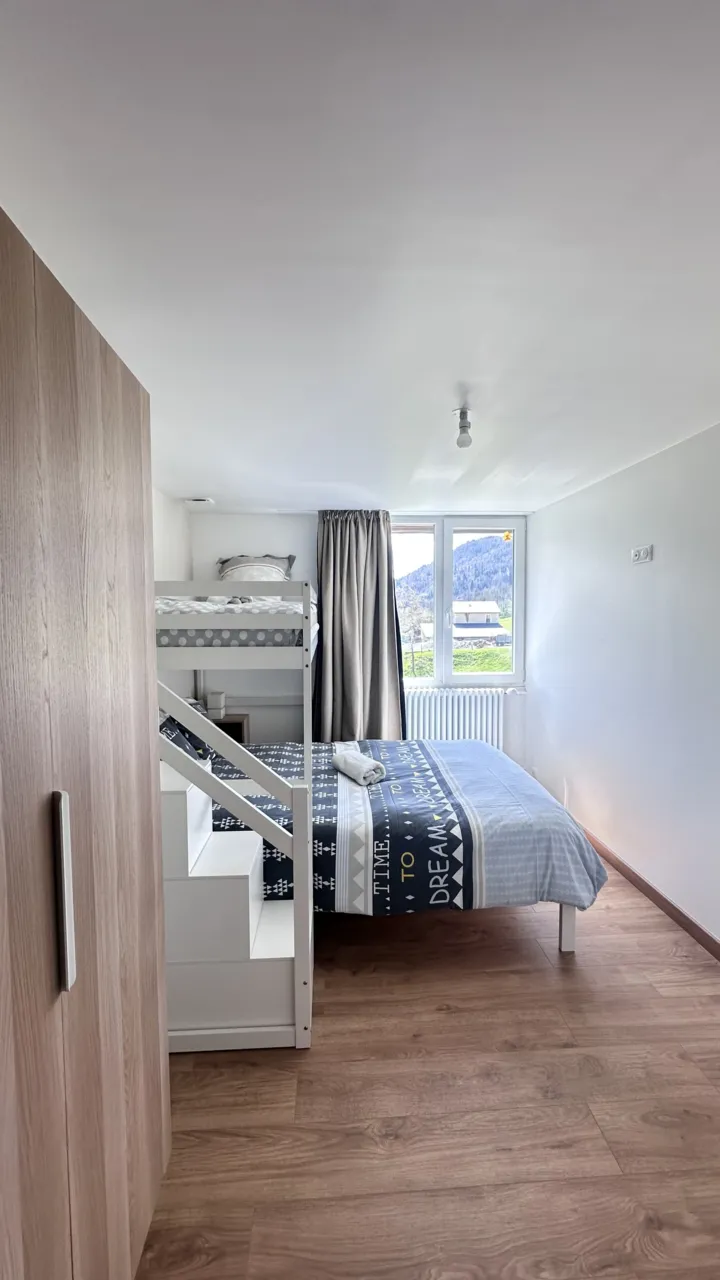 Appartement 20 : chambre avec lit double et lit superposé