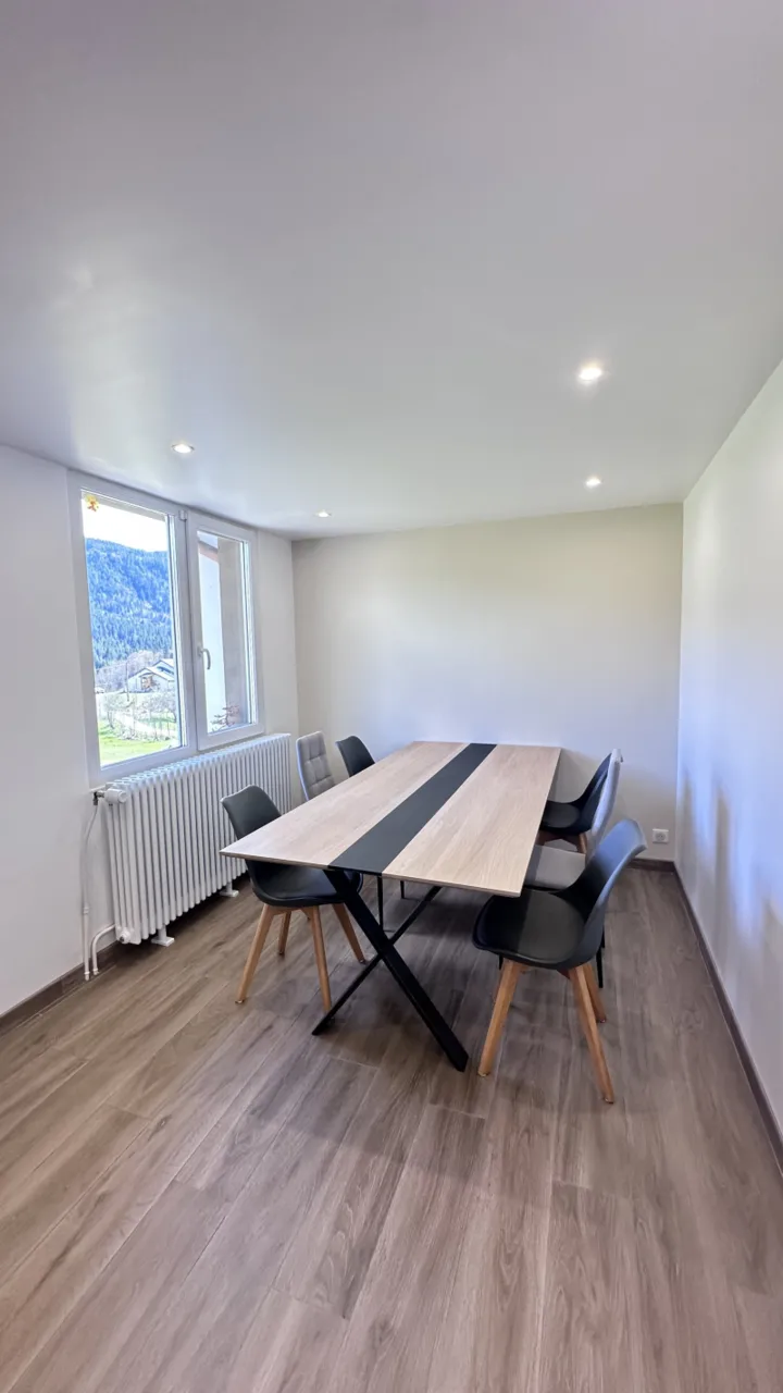 Appartement 20 : la table pour 8