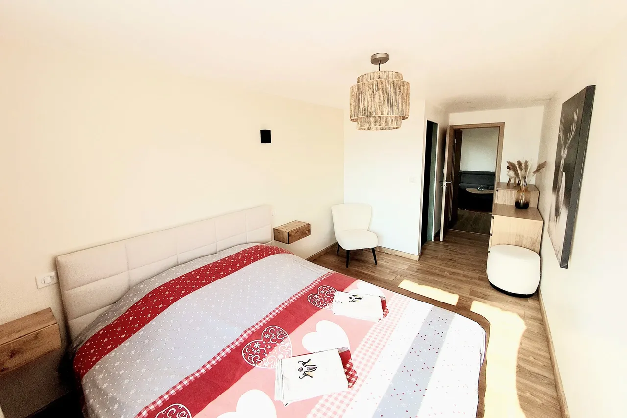 Appartement 21 : la chambre et le lit double