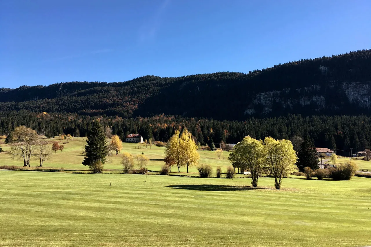 Prairies et forêts du Haut-Jura en automne