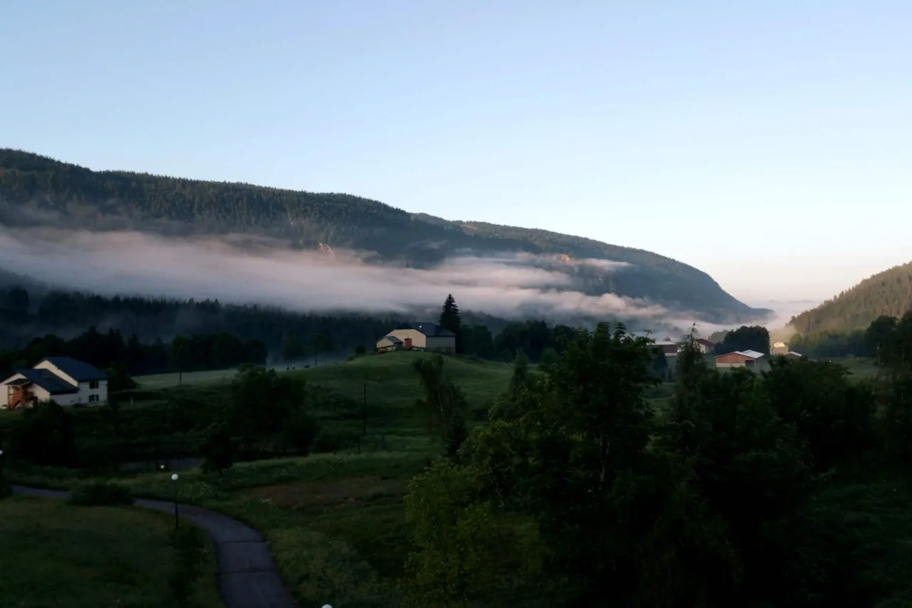Lever du jour sur la vallée et la mer de nuages