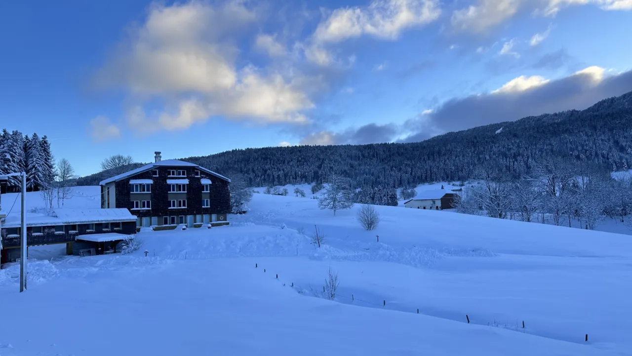 La résidence Les Chamois sous la neige à Lajoux